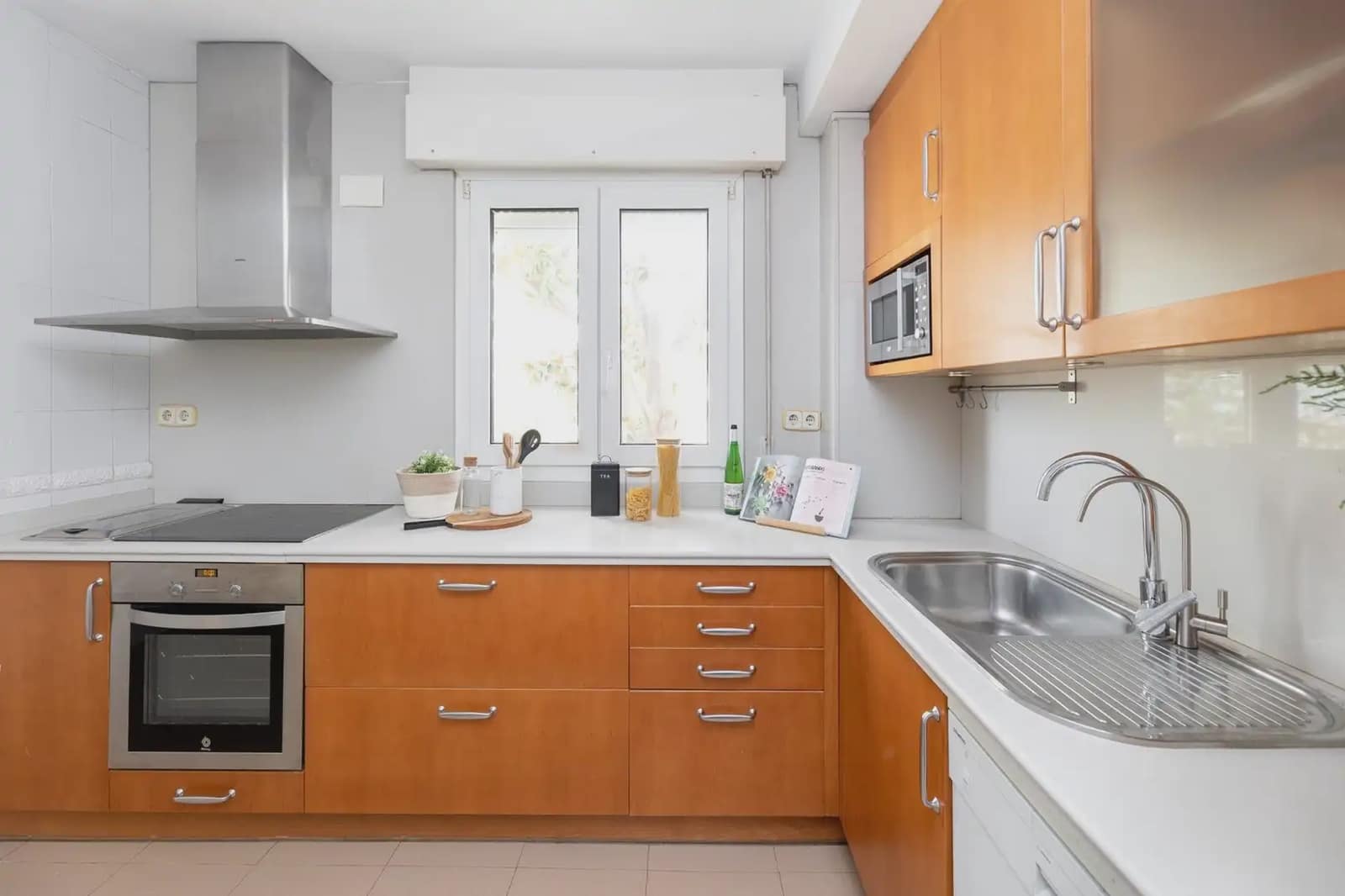 Villa for sale in Granada city with pool garage - € 699,000 (Ref: 9837071)