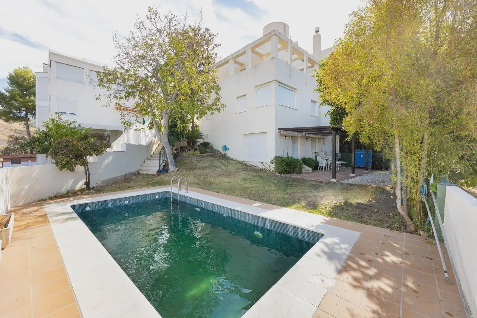 Villa for sale in Granada city with pool garage - € 699,000 (Ref: 9837071)