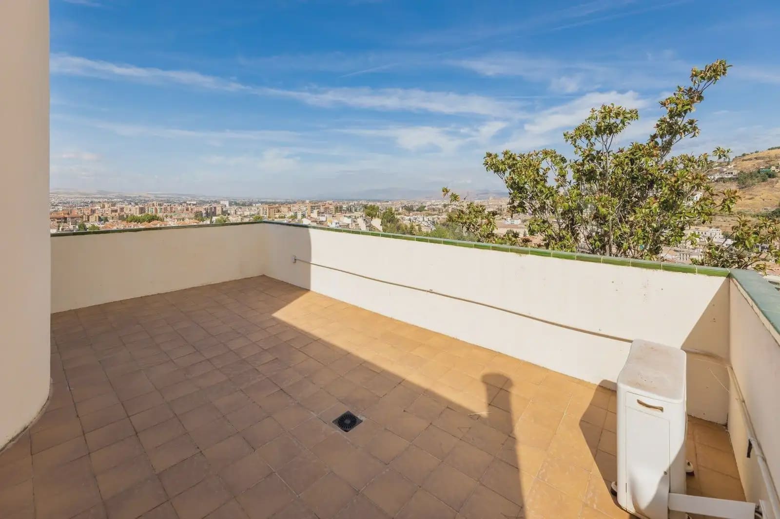 Villa for sale in Granada city with pool garage - € 699,000 (Ref: 9837071)