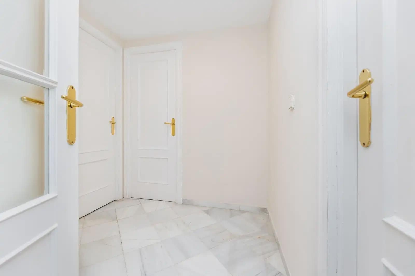 Villa for sale in Granada city with pool garage - € 699,000 (Ref: 9837071)