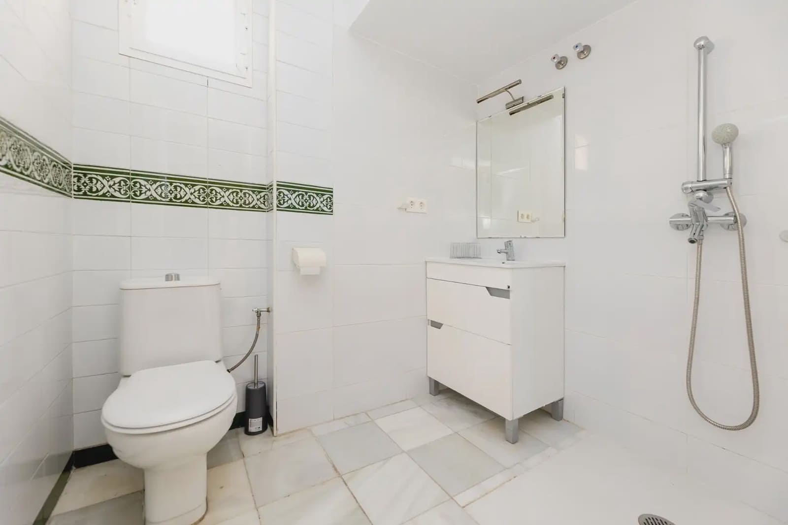 Villa for sale in Granada city with pool garage - € 699,000 (Ref: 9837071)