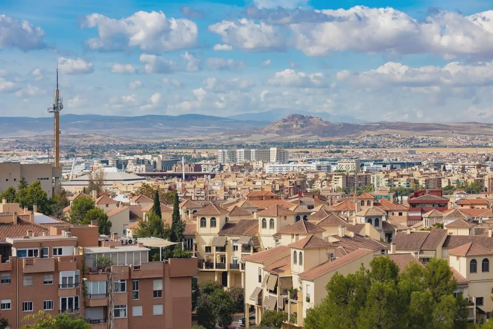 Villa for sale in Granada city with pool garage - € 699,000 (Ref: 9837071)