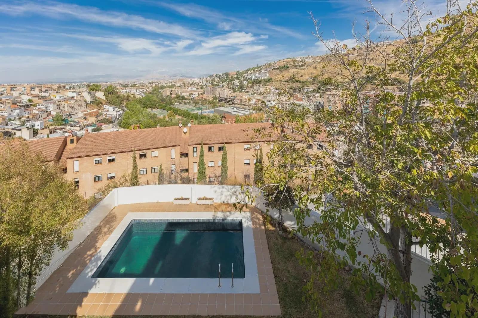 Villa for sale in Granada city with pool garage - € 699,000 (Ref: 9837071)