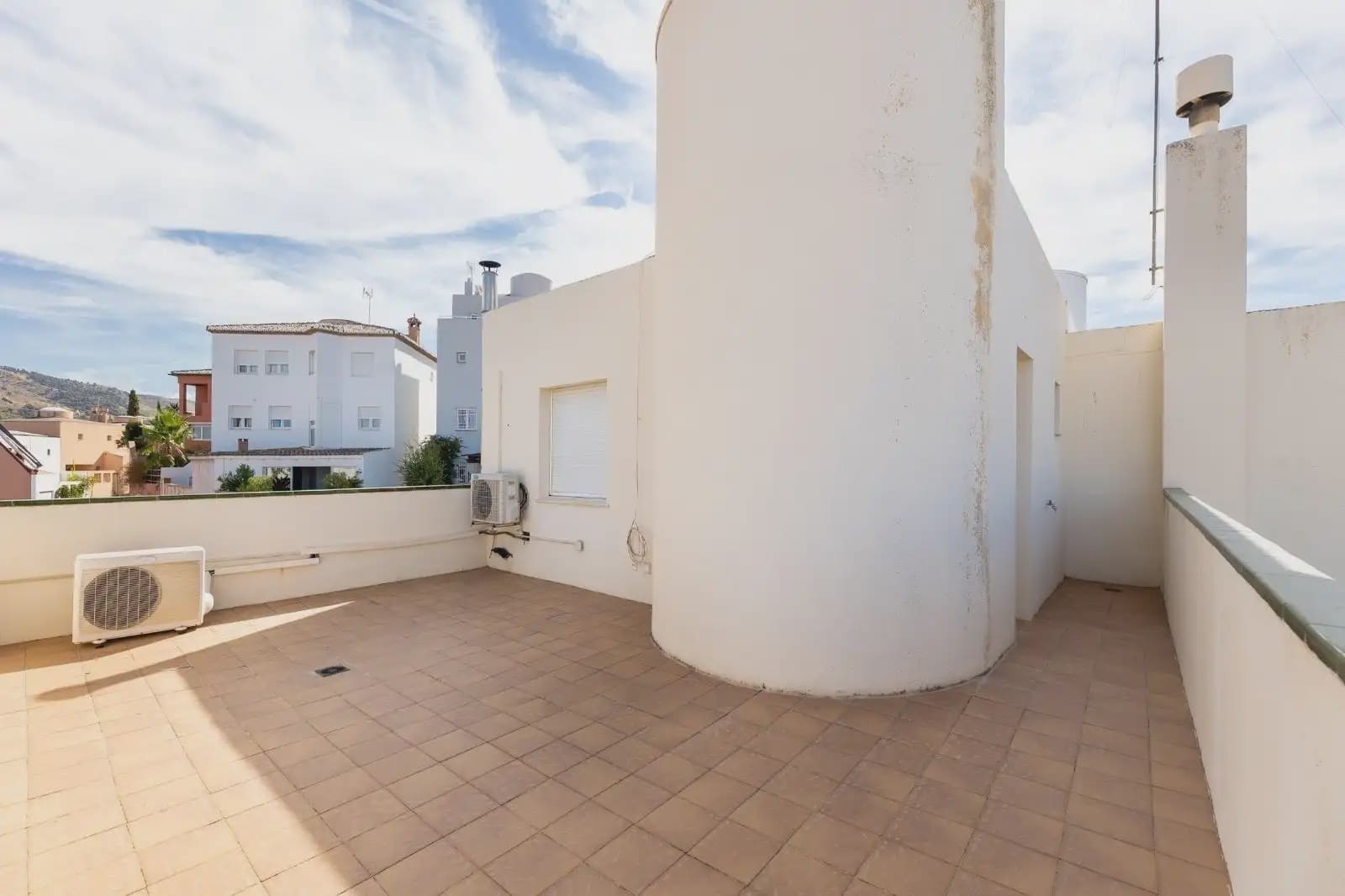 Villa for sale in Granada city with pool garage - € 699,000 (Ref: 9837071)