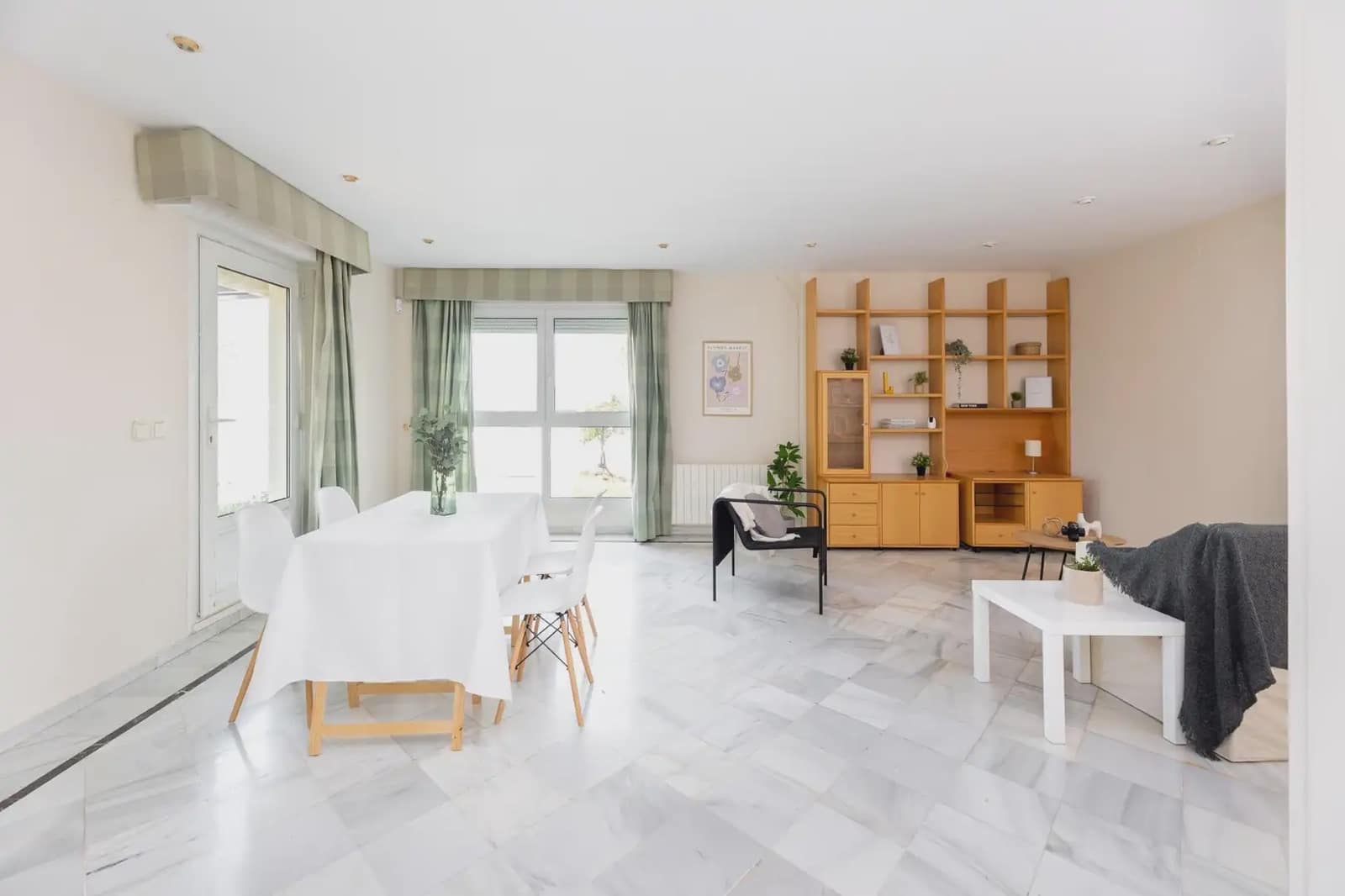 Villa for sale in Granada city with pool garage - € 699,000 (Ref: 9837071)