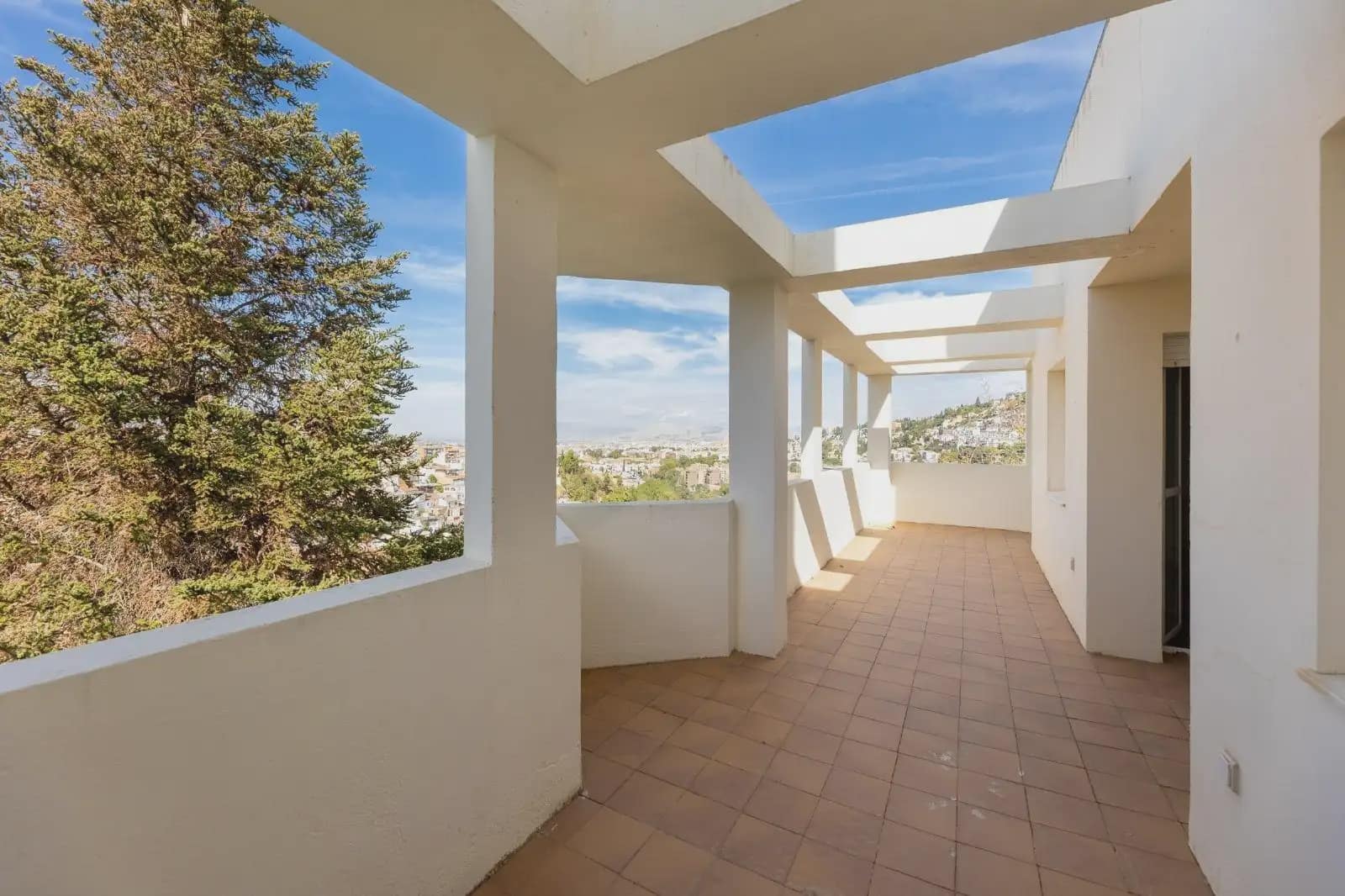 Villa for sale in Granada city with pool garage - € 699,000 (Ref: 9837071)