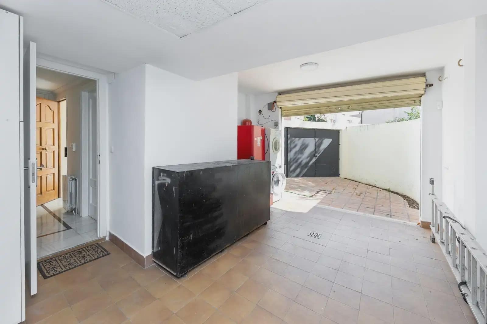 Villa for sale in Granada city with pool garage - € 699,000 (Ref: 9837071)