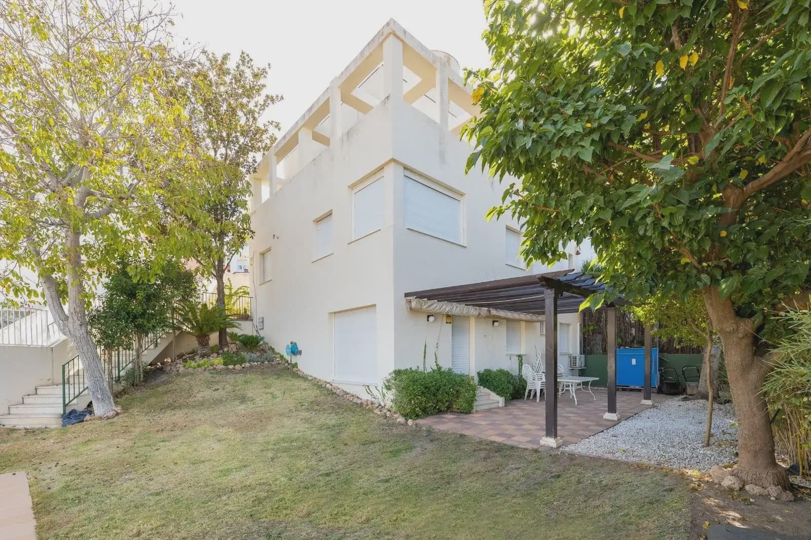 Villa for sale in Granada city with pool garage - € 699,000 (Ref: 9837071)