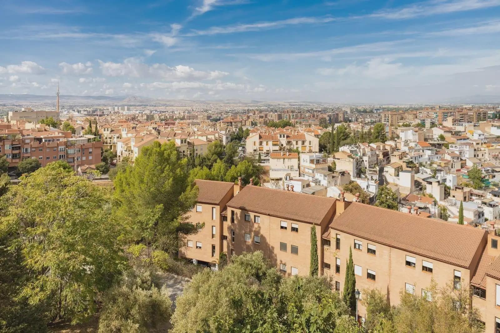 Villa for sale in Granada city with pool garage - € 699,000 (Ref: 9837071)