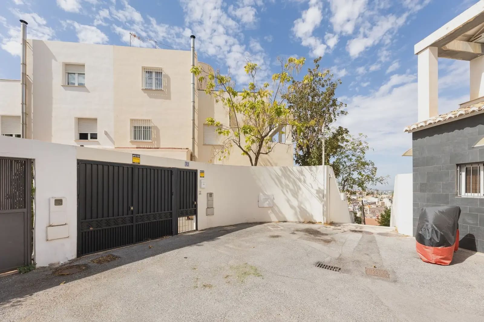 Villa for sale in Granada city with pool garage - € 699,000 (Ref: 9837071)