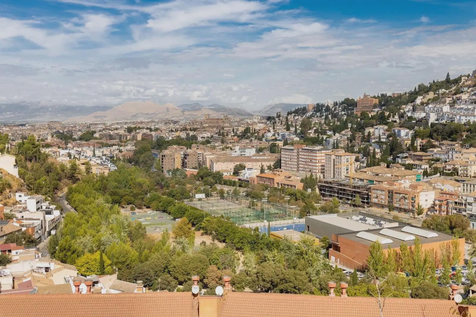 Villa for sale in Granada city with pool garage - € 699,000 (Ref: 9837071)