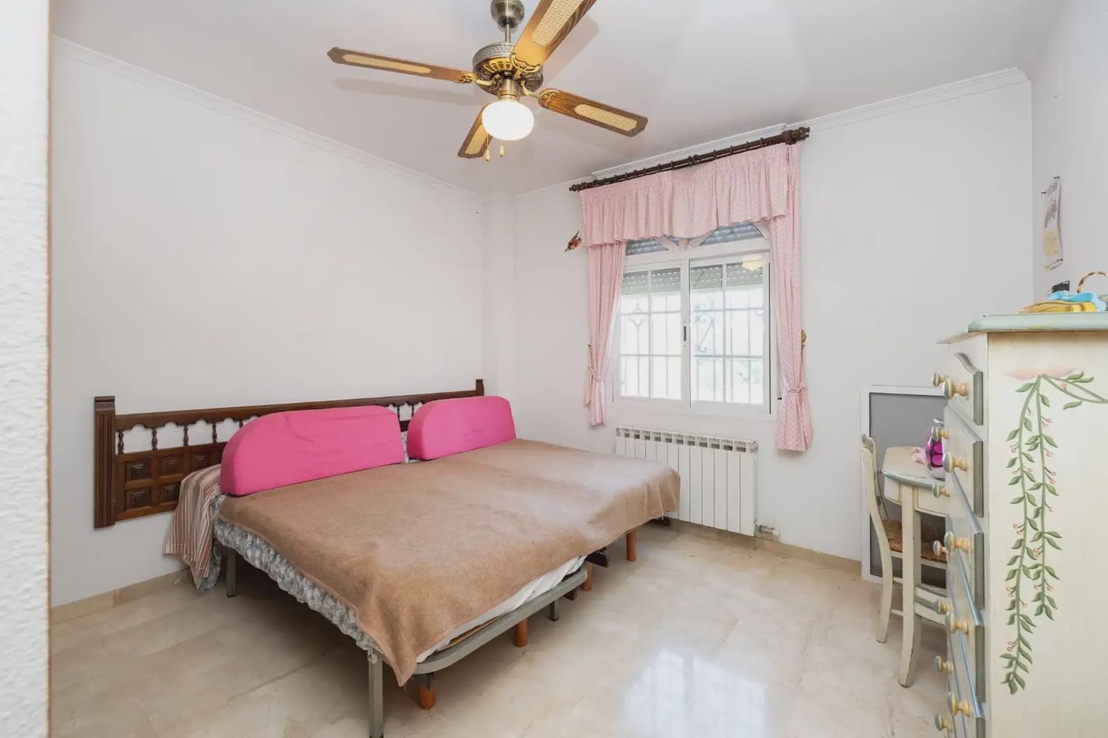 Moradia para venda em Ogijares com piscina garagem - 590 000 € (Ref: 9837073)
