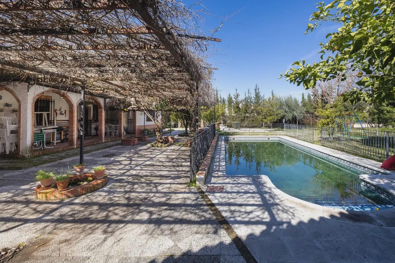 Moradia para venda em Ogijares com piscina garagem - 590 000 € (Ref: 9837073)
