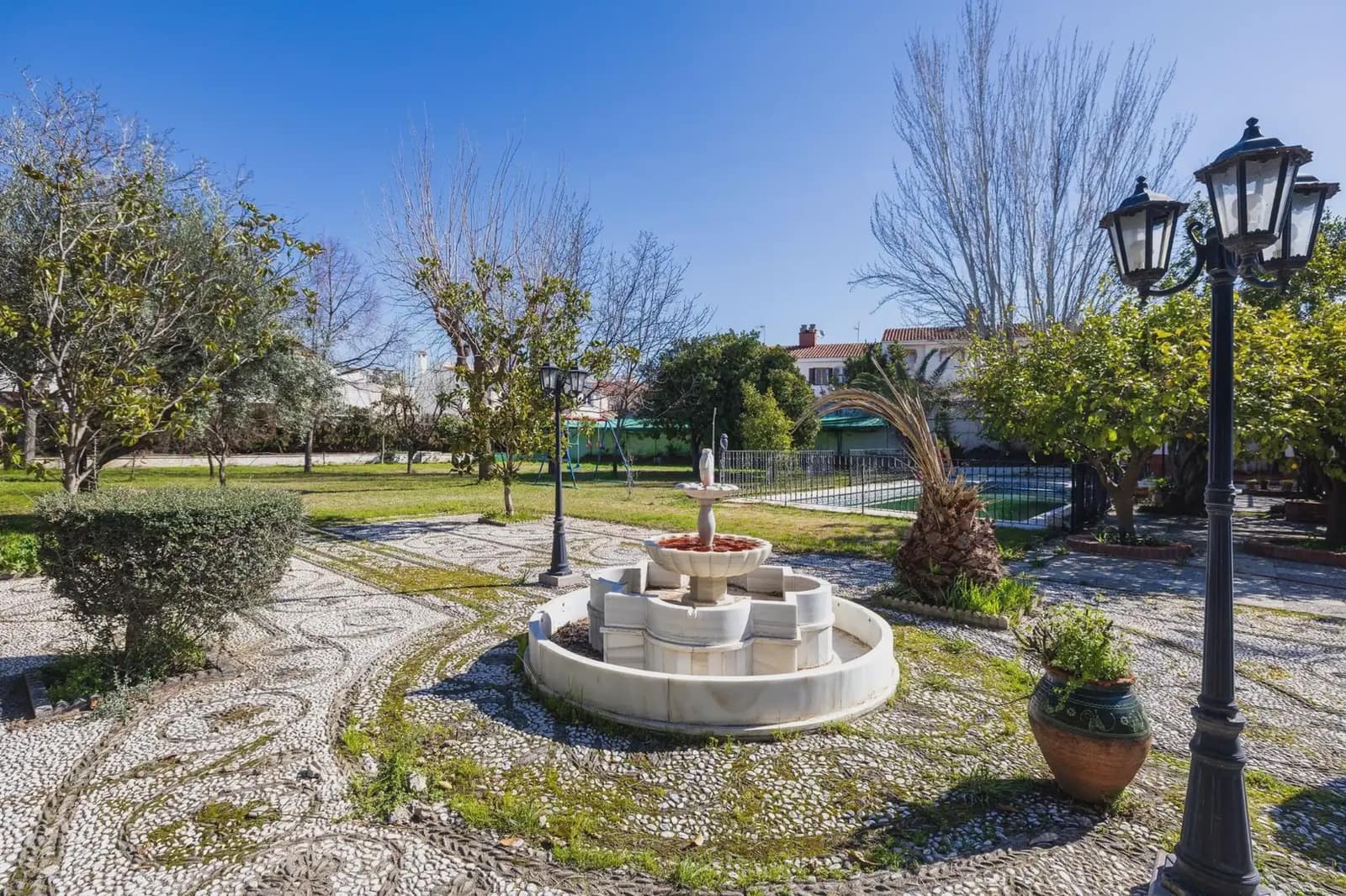 Moradia para venda em Ogijares com piscina garagem - 590 000 € (Ref: 9837073)