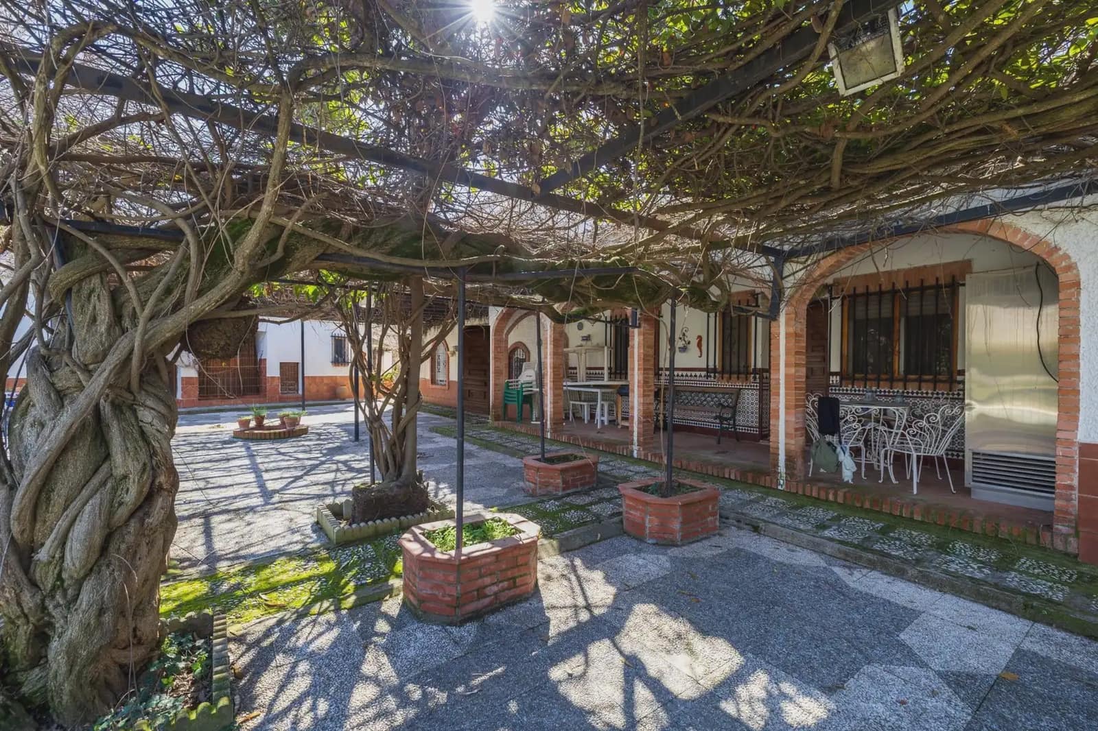 Moradia para venda em Ogijares com piscina garagem - 590 000 € (Ref: 9837073)