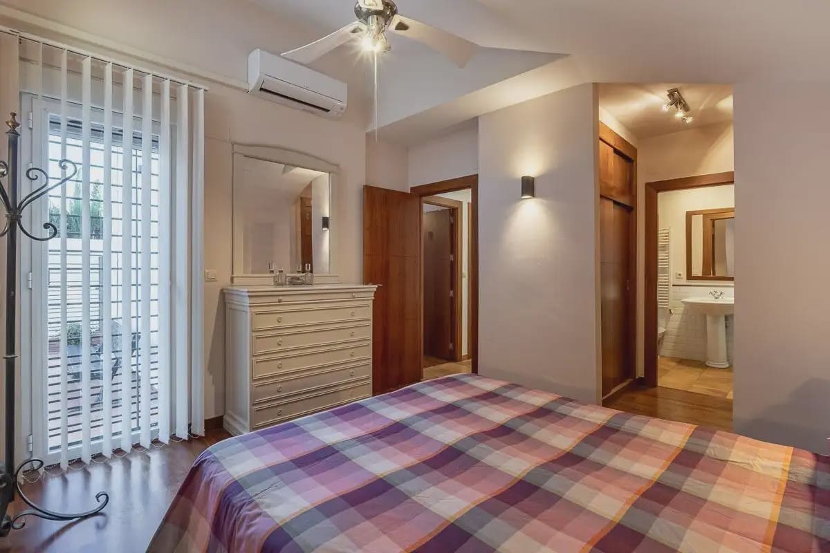 Villa til salgs i Gojar med svømmebasseng garasje - € 750 000 (Ref: 9837076)