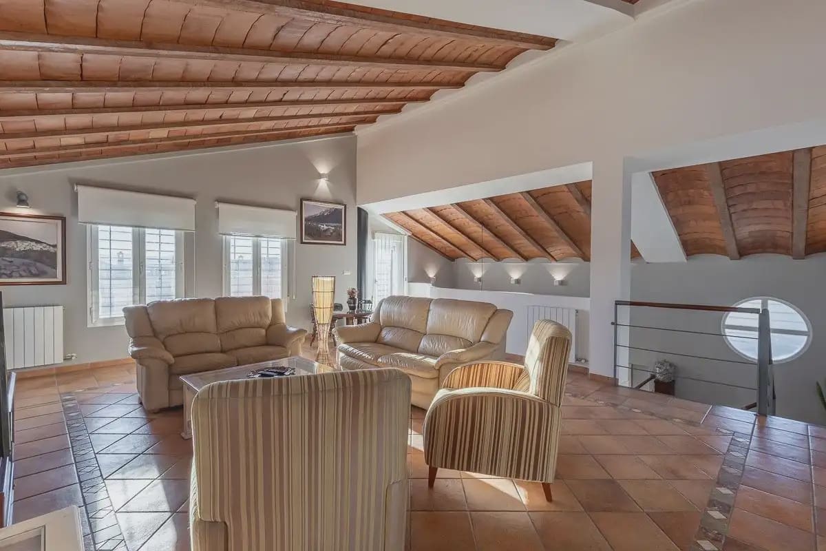 Villa til salgs i Gojar med svømmebasseng garasje - € 750 000 (Ref: 9837076)