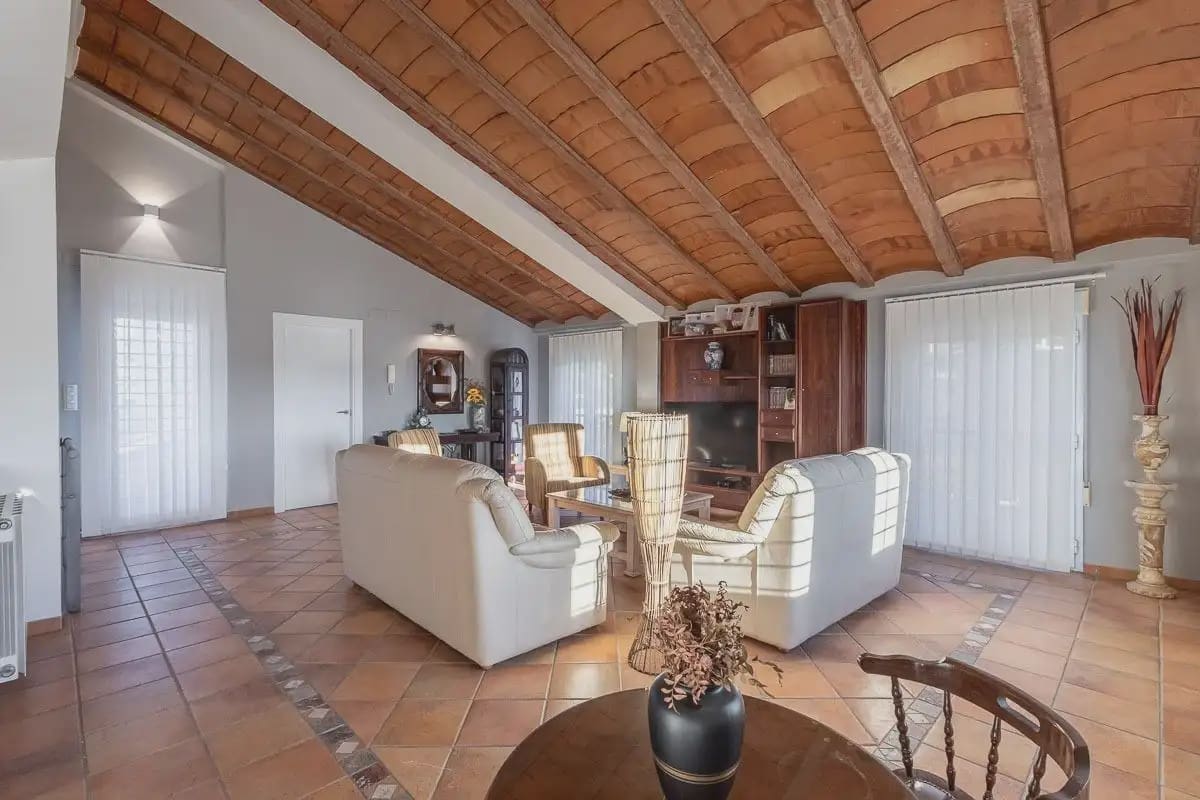 Villa til salgs i Gojar med svømmebasseng garasje - € 750 000 (Ref: 9837076)