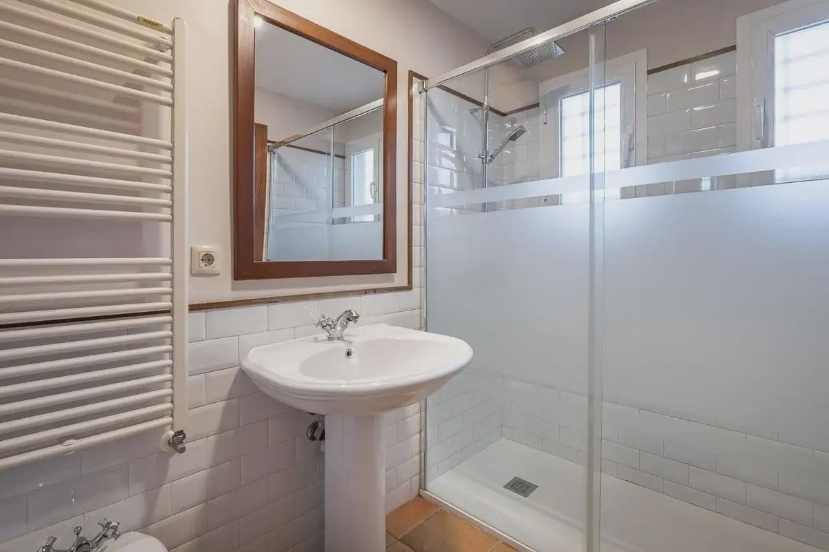 Villa til salgs i Gojar med svømmebasseng garasje - € 750 000 (Ref: 9837076)