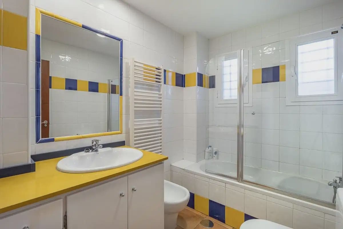 Villa til salgs i Gojar med svømmebasseng garasje - € 750 000 (Ref: 9837076)