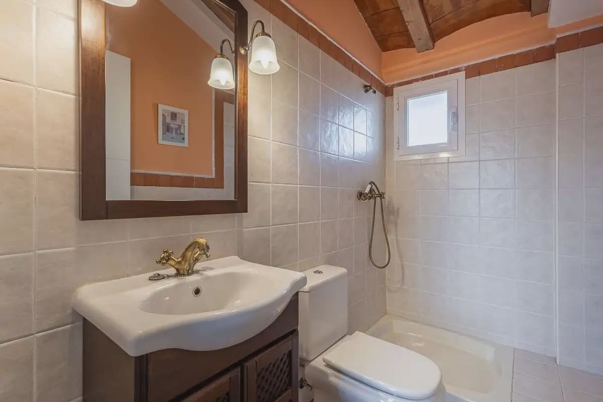 Villa til salgs i Gojar med svømmebasseng garasje - € 750 000 (Ref: 9837076)