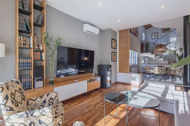 Villa til salgs i Gójar med svømmebasseng garasje - € 750 000 (Ref: 9837076)