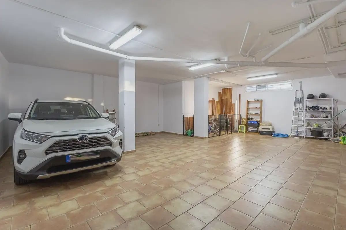 Villa til salgs i Gojar med svømmebasseng garasje - € 750 000 (Ref: 9837076)