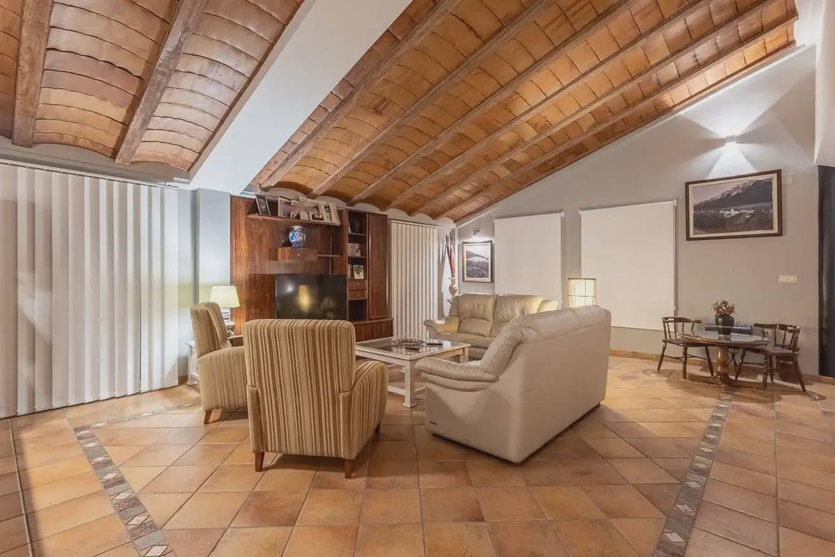 Villa til salgs i Gojar med svømmebasseng garasje - € 750 000 (Ref: 9837076)