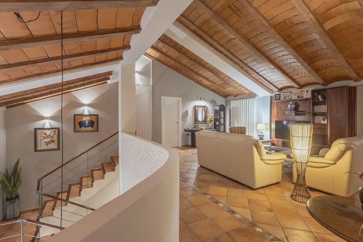 Villa til salgs i Gojar med svømmebasseng garasje - € 750 000 (Ref: 9837076)