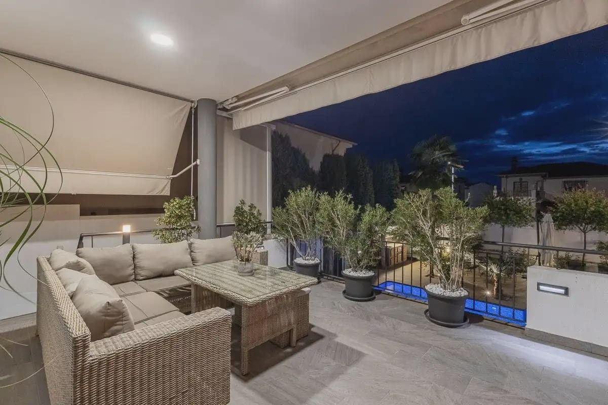 Villa til salgs i Gojar med svømmebasseng garasje - € 750 000 (Ref: 9837076)