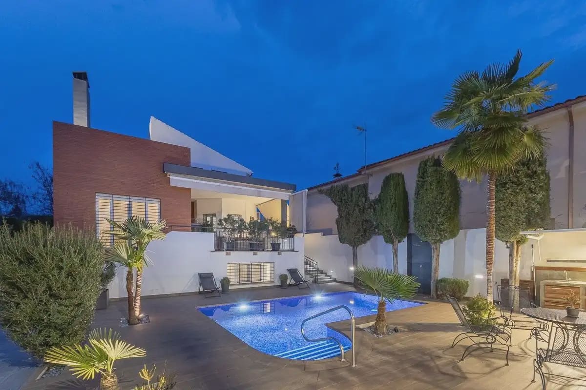 Villa til salgs i Gojar med svømmebasseng garasje - € 750 000 (Ref: 9837076)