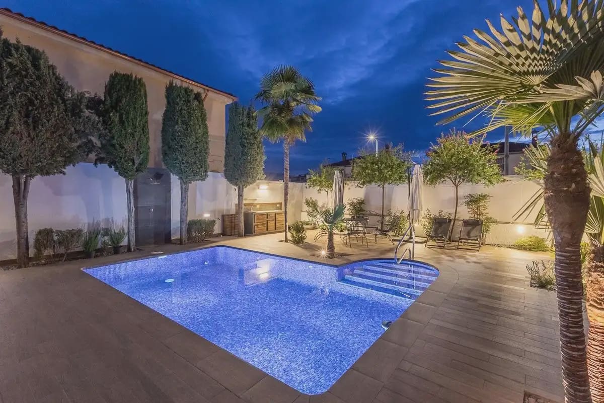 Villa til salgs i Gojar med svømmebasseng garasje - € 750 000 (Ref: 9837076)