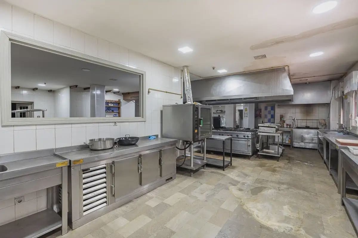 Local Comercial en Pinos Genil en venta - 2.200.000 € (Ref: 9837082)