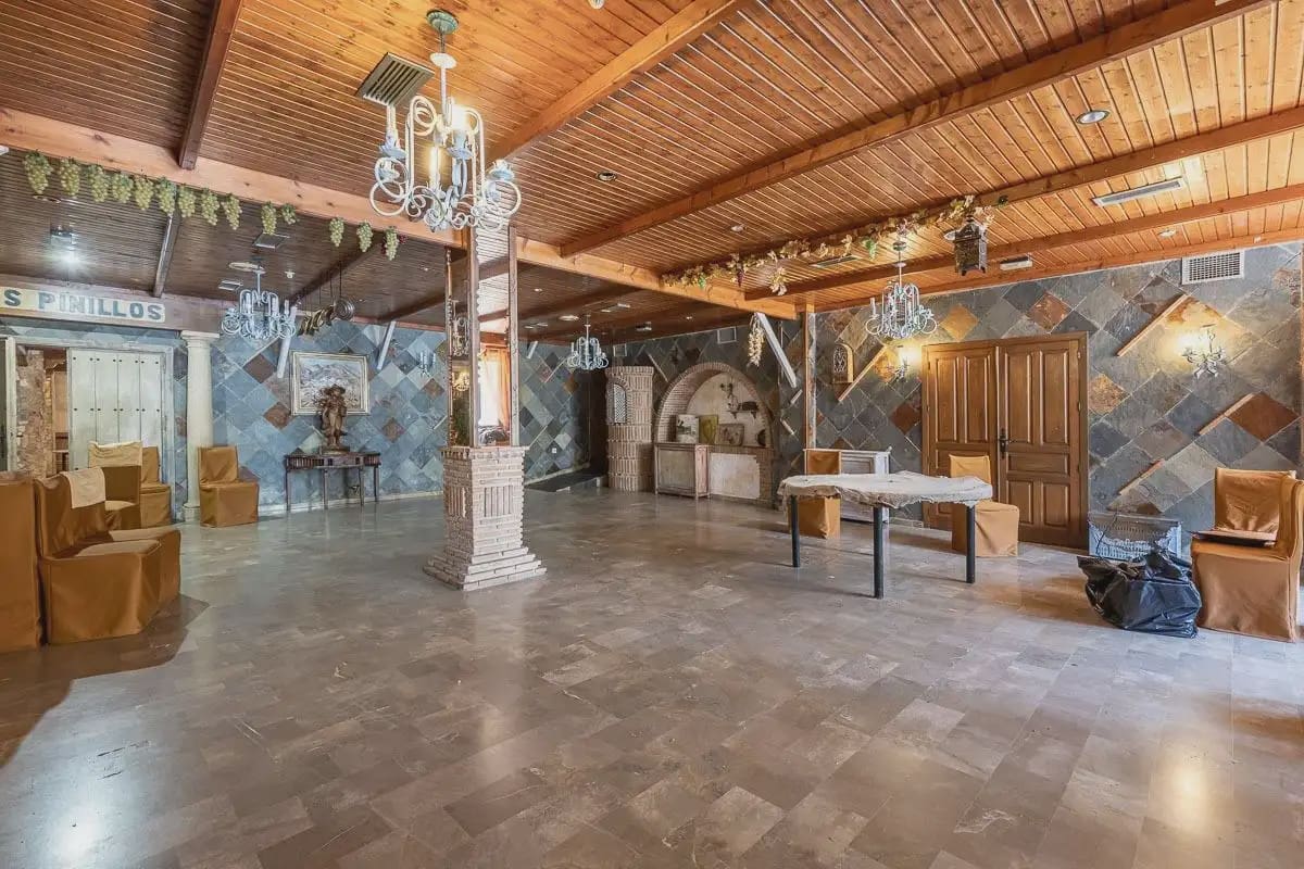 Local Comercial en Pinos Genil en venta - 2.200.000 € (Ref: 9837082)