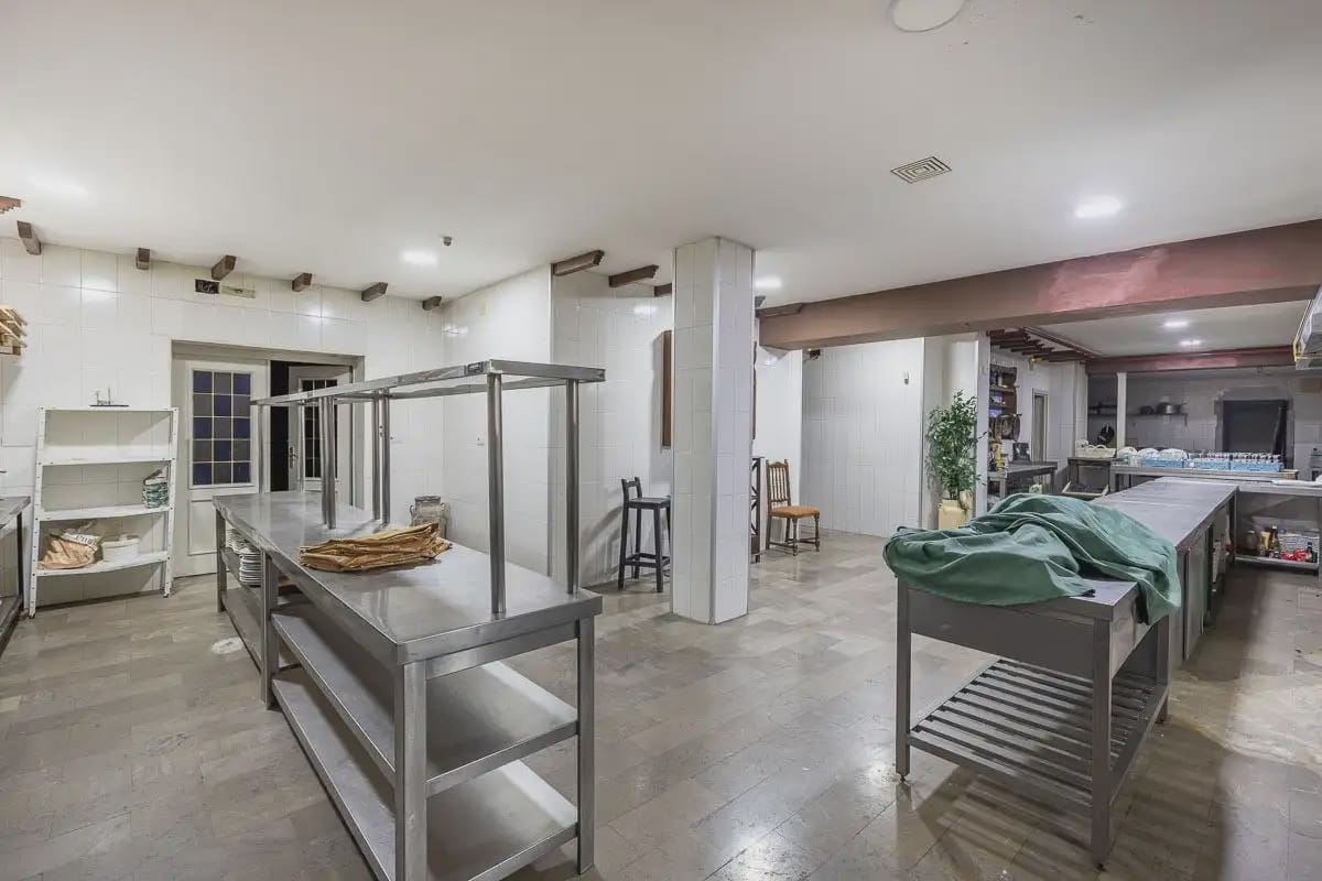 Local Comercial en Pinos Genil en venta - 2.200.000 € (Ref: 9837082)