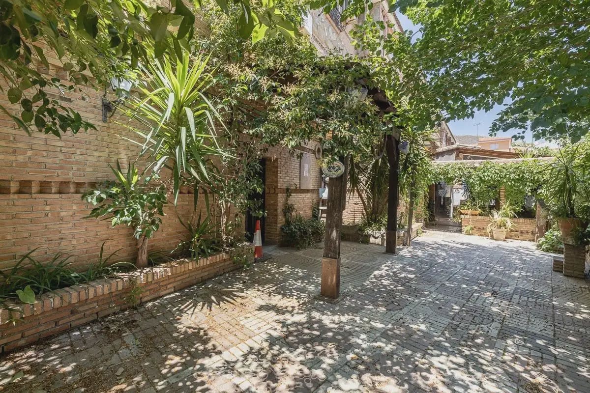 Local Comercial en Pinos Genil en venta - 2.200.000 € (Ref: 9837082)