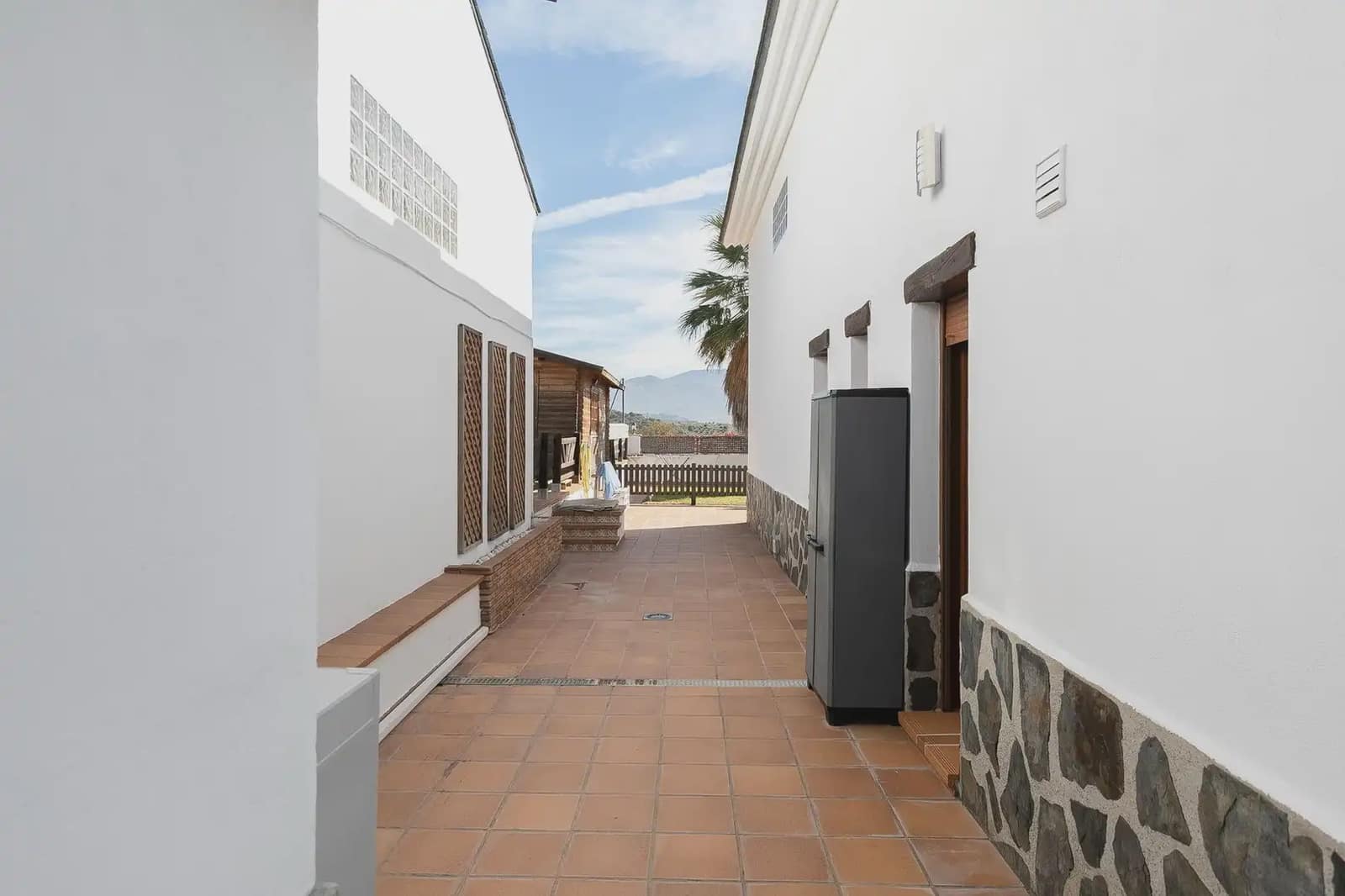 4 bedroom Villa for sale in Huetor Santillan with pool garage - € 320,000 (Ref: 9837084)