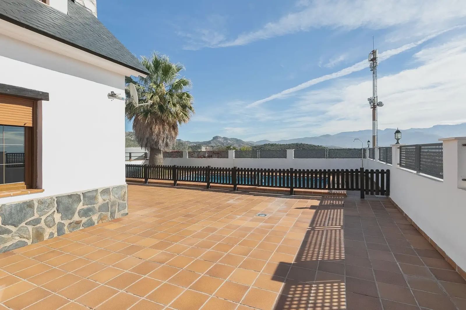 4 bedroom Villa for sale in Huetor Santillan with pool garage - € 320,000 (Ref: 9837084)