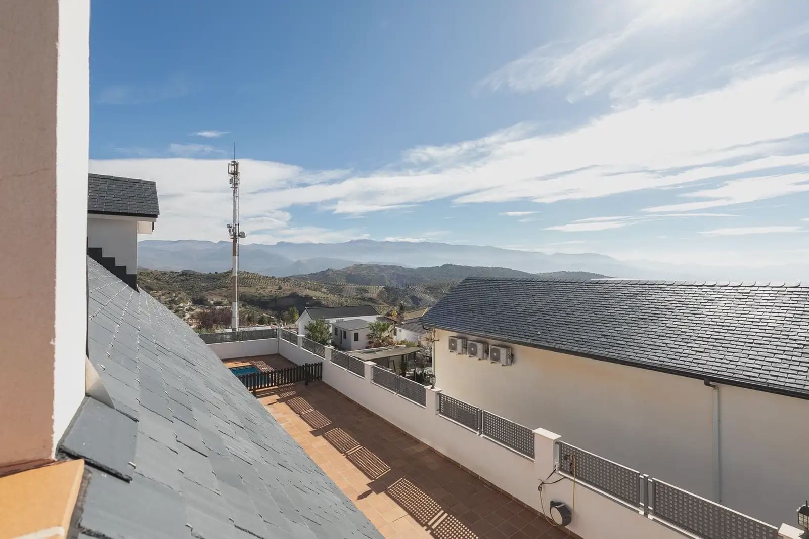 4 bedroom Villa for sale in Huetor Santillan with pool garage - € 320,000 (Ref: 9837084)
