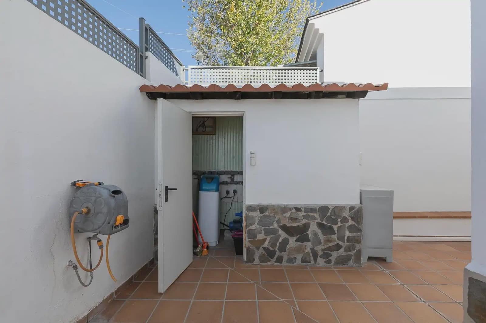 4 bedroom Villa for sale in Huetor Santillan with pool garage - € 320,000 (Ref: 9837084)