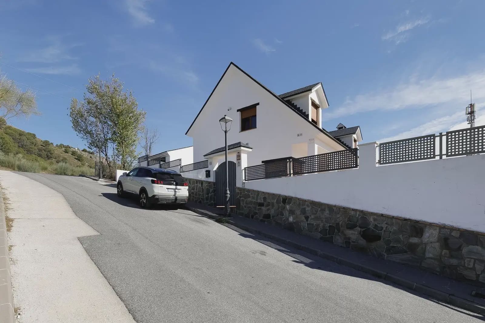 4 bedroom Villa for sale in Huetor Santillan with pool garage - € 320,000 (Ref: 9837084)