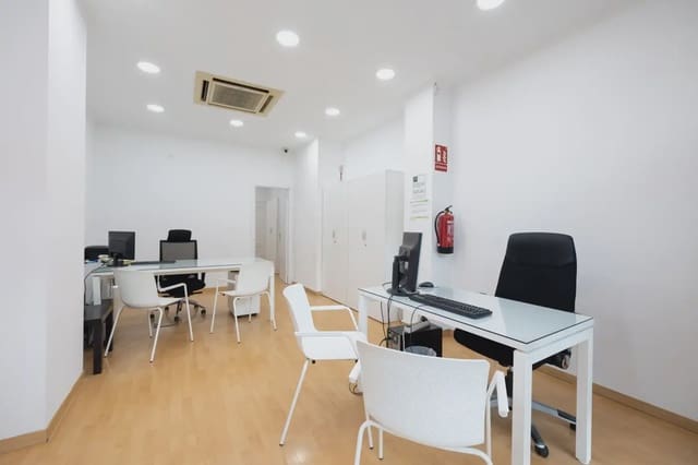 Erhverv til salg i Pajaritos - Plaza de Toros, Granada by - € 150.000 (Ref: 9837086)