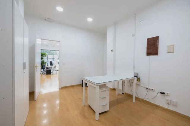 Erhverv til salg i Pajaritos - Plaza de Toros, Granada by - € 150.000 (Ref: 9837086)