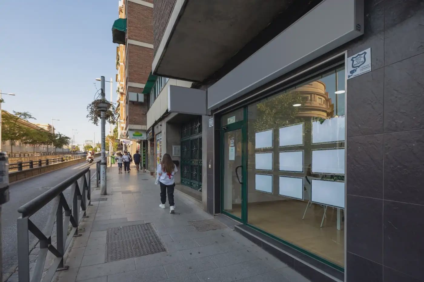 Local Comercial en Granada ciudad en venta - 150.000 € (Ref: 9837086)