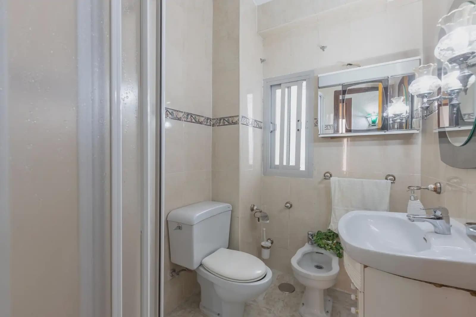 Flat for sale in Granada city - € 349,000 (Ref: 9837090)