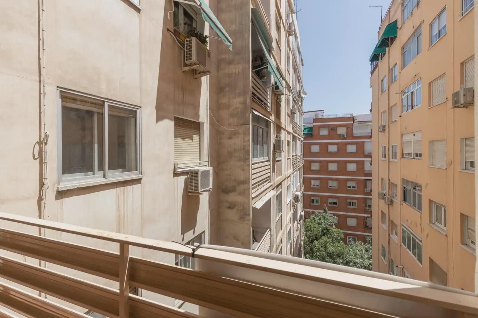 Flat for sale in Granada city - € 349,000 (Ref: 9837090)