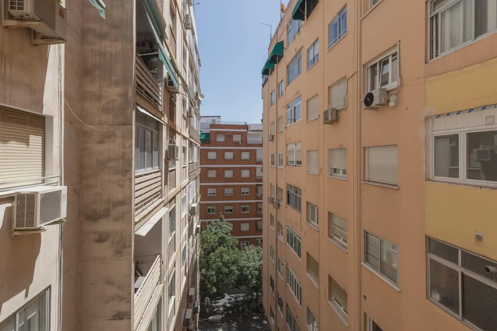 Flat for sale in Granada city - € 349,000 (Ref: 9837090)