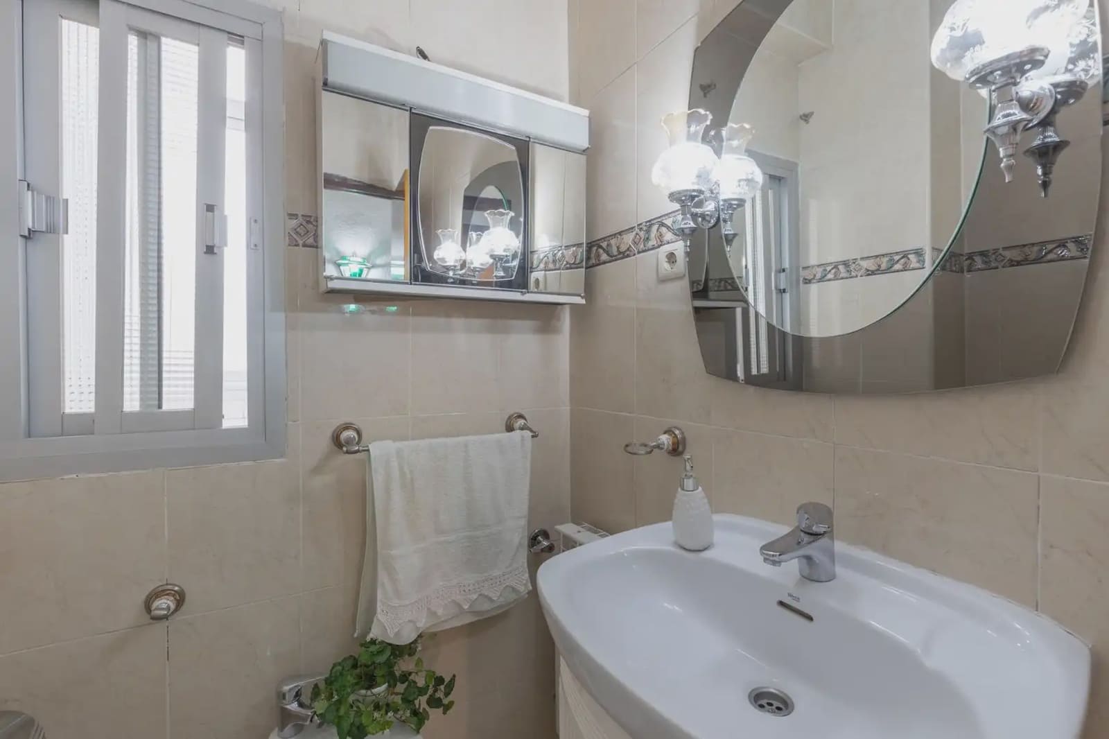 Flat for sale in Granada city - € 349,000 (Ref: 9837090)