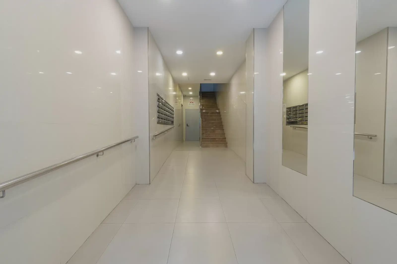 Flat for sale in Granada city - € 349,000 (Ref: 9837090)