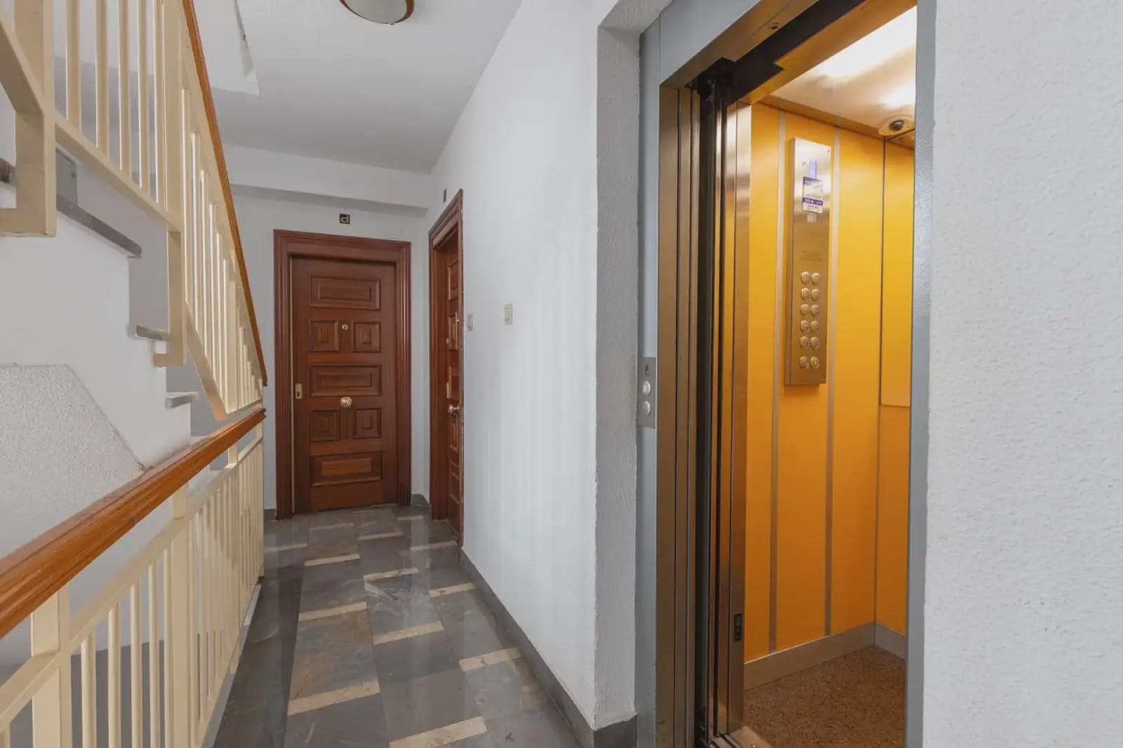Flat for sale in Granada city - € 349,000 (Ref: 9837090)